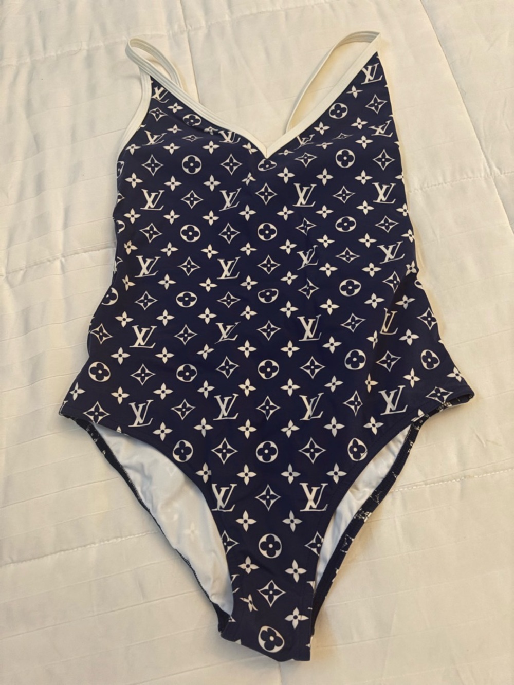 Louis Vuitton ESCALE ONE-PIECE
SWIMSUIT
NWT Size 36 US 4